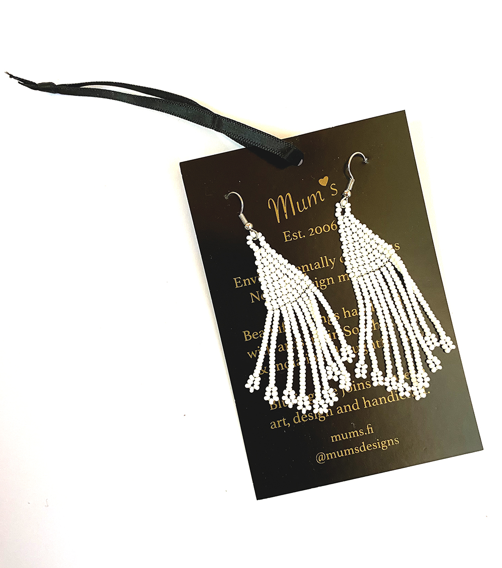 METEORS white low mums earrings nordic design esustainable eettinen mumskoru korvakoru