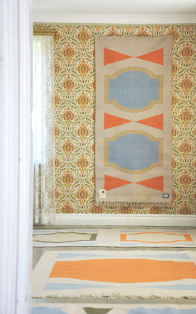 HANNA ANONEN design eettinen matto mums kokoelma finnish contemporary colours joy highend sustainable carpet Nordic interior Scandinavianstyle colours ryijy oranssi sininen beige HANNA ANONEN design eettinen matto mums kokoelma finnish contemporary colours joy highend sustainable carpet Nordic interior Scandinavianstyle colours ryijy oranssi sininen beige