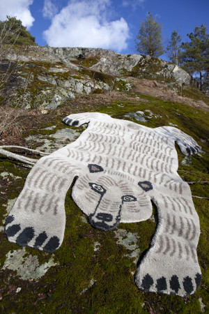 karhu kalliolla pysty teresa moorhouse bear finnish mums rug design HR karhu kalliolla pysty teresa moorhouse bear finnish mums rug design HR