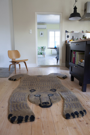 ruskeakarhu maassa keittio Teresa Moorhouse Mums rug finnish design HR ruskeakarhu maassa keittio Teresa Moorhouse Mums rug finnish design HR