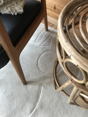 KUMPUKYLA silk rug luxury and rattan mums table poyta rottinki HR KUMPUKYLA silk rug luxury and rattan mums table poyta rottinki HR