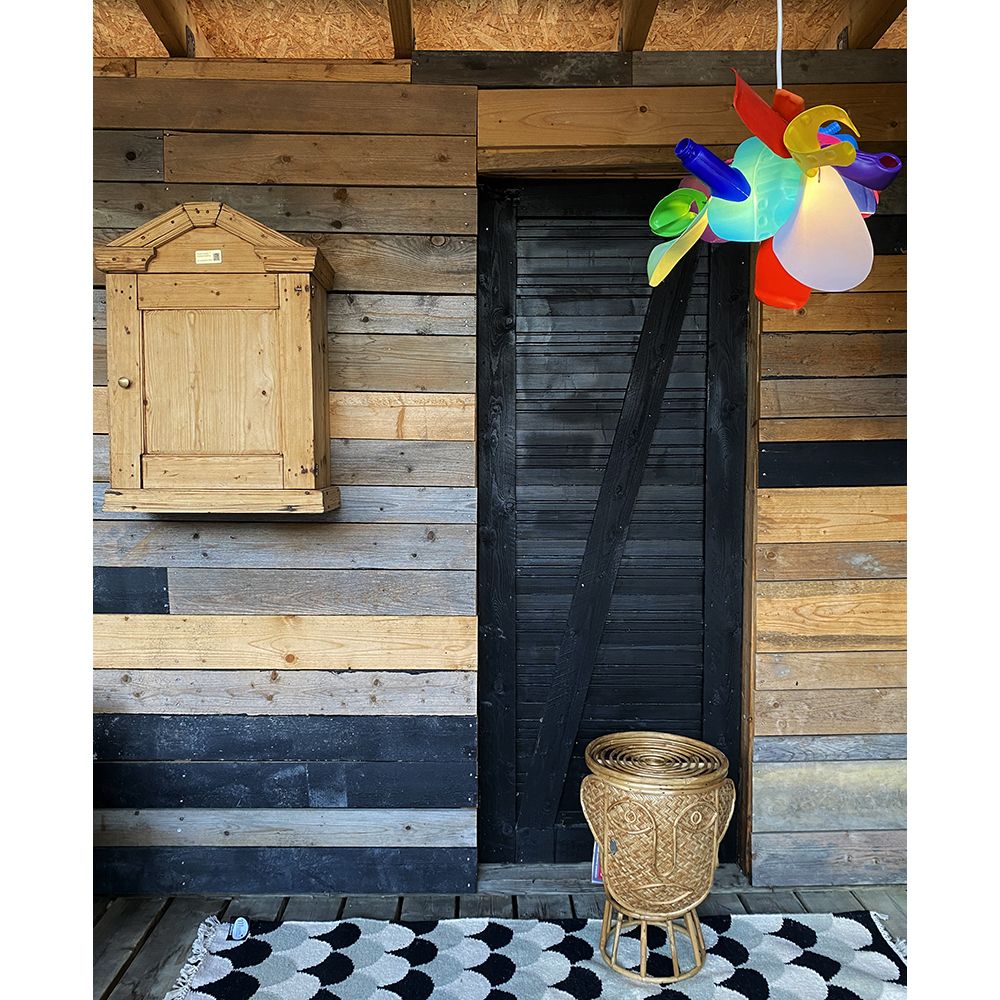 Formball palkittiin 2.palkinnolla Ecodesign näyttelysasä Helsinki design weekilla 2012. Design Heath Nash ja Mum's. Kierrätysmuovia ja käsintehty eetttisesti: jokainen uniikki